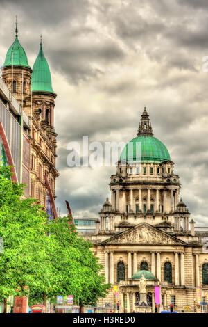 Ansicht der Belfast City Hall von Donegall Place - Nordirland Stockfoto