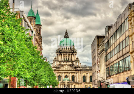 Ansicht der Belfast City Hall von Donegall Place - Nordirland Stockfoto