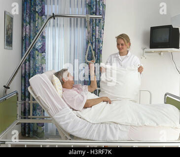 Stationen, alte Krankenschwester, Senior, Bett, Kissen, Gießen Sie am Krankenhaus, Krankenbett, Altenpflege, Altenheim, Krankenschwester, Pflegepersonal, Patienten, Frau, alte, in brauchen Pflege, bettlägerig, Pflege, Pflegepersonal, Pflege, helfen, helfen, betreuen, betreffen, Pflege-Beruf, Beruf Stockfoto