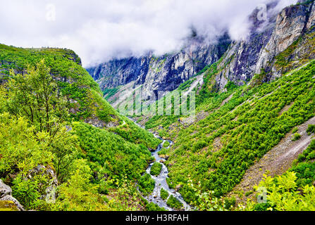 Der Bjoreia-Fluss hinunter Voringsfossen Wasserfall in Norwegen Stockfoto