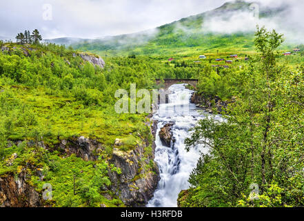 Voringsfossen Wasserfall am Fluss Bjoreia in Hordaland, Norwegen Stockfoto