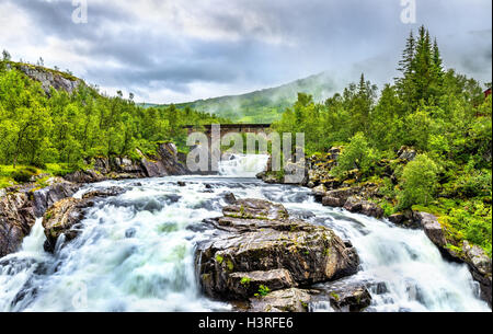 Voringsfossen Wasserfall am Fluss Bjoreia in Hordaland, Norwegen Stockfoto