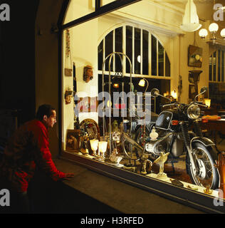 BMW Motorrad (Oldtimer) im Schaufenster eines Geschäfts der klassischen Kunst Stockfoto