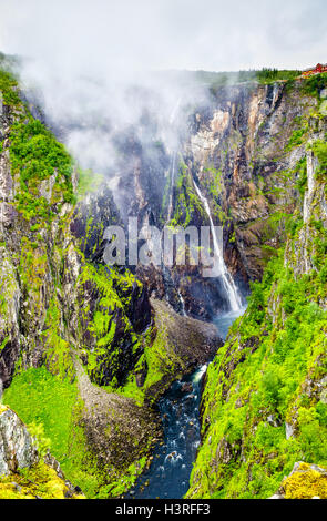 Voringsfossen Wasserfall am Fluss Bjoreia in Hordaland, Norwegen Stockfoto