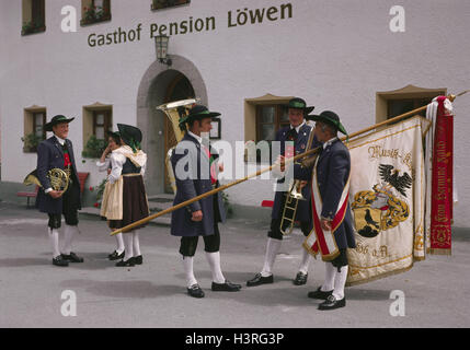 Austria, Tyrol, St. Jakob in den Bergen Arl, nationale Trachtenumzug, Männer und Frauen vor Gasthaus, Stockfoto