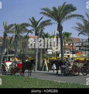 Spanien, Mallorca, Arenal, Straßencafés, Straße, Pferdekutschen, den Balearen, Insel, Mittelmeer, Café, Tourismus, Urlaub, Sommer, Kutschen, Kabinen, Pferde, Transport, Transport-Menschen Stockfoto