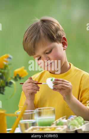 Ostern, Kind, Ei, Farben junge, Osterei, Eiern, Ostereier, Farben, schmücken, Pinsel, Farben, Farben, draußen, Porträt malen Stockfoto