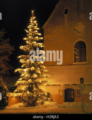 Illuminateded Christmas tree vor Kirche, in der Nacht (Stern Filter), Natur, Weihnachten Baum Illuminateded, Winter, Schnee, Kirche, glauben, Religion, Weg, außerhalb Stockfoto