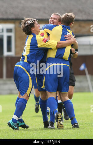 Romford feiern ihre erste Tor durch Richard Oxby (C) - Romford Vs Beaconsfield SYCOB - FA Cup vorläufige Runde Fußball in Mühle Field, Aveley FC - 29.08.10 Stockfoto