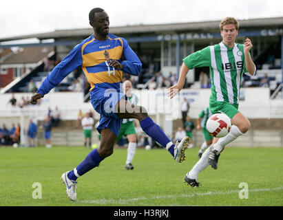 Manzi Mbala erzielt das dritte Tor für Romford und feiert - Romford Vs Biggleswade Stadt - FA Cup Extra-Preliminary Runde bei Aveley FC - 17.08.08 Stockfoto