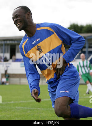 Manzi Mbala erzielt das dritte Tor für Romford und feiert - Romford Vs Biggleswade Stadt - FA Cup Extra-Preliminary Runde bei Aveley FC - 17.08.08 Stockfoto