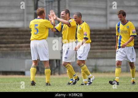 Canvey feiern ihre erste Tor durch Craig Davidson (2 L) - Romford Vs Canvey Island - Vorsaison Fußball auf freundlichen Mühle Feld, Aveley FC - 17.07.10 Stockfoto