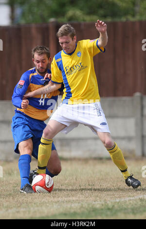 Danny Rafis von Romford (L) Verwicklungen mit Andrew westlich von Canvey - Romford Vs Canvey Island - Vorsaison Fußball auf freundlichen Mühle Feld, Aveley FC - 17.07.10 Stockfoto