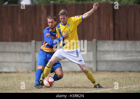 Danny Rafis von Romford (L) Verwicklungen mit Andrew westlich von Canvey - Romford Vs Canvey Island - Vorsaison Fußball auf freundlichen Mühle Feld, Aveley FC - 17.07.10 Stockfoto