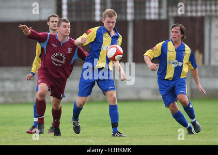 Jack Barry bringt den Ball Weg für Romford - Romford Vs Crawley grün - FA Challenge Cup 1. Runde Football zur Qualifikation in Mühle Field, Aveley FC - 09.11.10 Stockfoto