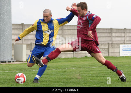 Toran Senghore von Romford wird in Frage gestellt durch Chris Harvey - Romford Vs Crawley grün - FA Challenge Cup 1. Runde Football zur Qualifikation in Mühle Field, Aveley FC - 09.11.10 Stockfoto