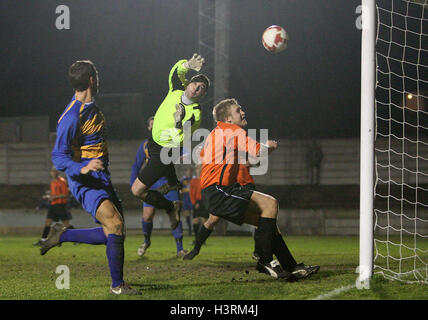 Wright im Enfield Tor geschlagen, aber diese Romford Freistoß geht so weit, trotz der Bemühungen von Ben Turner (L) - Romford Vs Enfield 1893 - Essex Senior League Cup-Viertelfinale 2. Etappe in Mühle Field, Aveley FC-17/02/09 Stockfoto