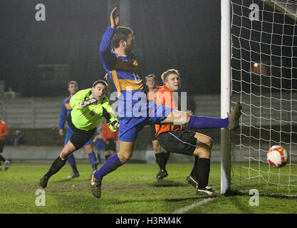 Wright im Enfield Tor geschlagen, aber diese Romford Freistoß geht so weit, trotz der Bemühungen von Ben Turner - Romford Vs Enfield 1893 - Essex Senior League Cup-Viertelfinale 2. Etappe in Mühle Field, Aveley FC-17/02/09 Stockfoto