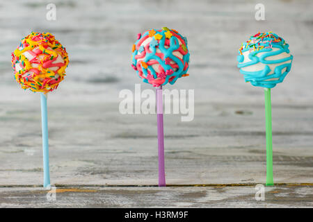 Drei Kuchen Pops mit Zuckerguss. Stockfoto