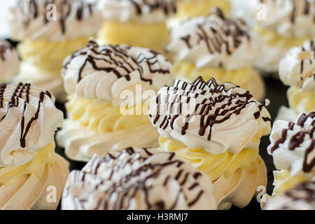 Meringues mit Sahne. Stockfoto