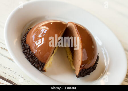 Dessert auf Platte geschnitten. Stockfoto