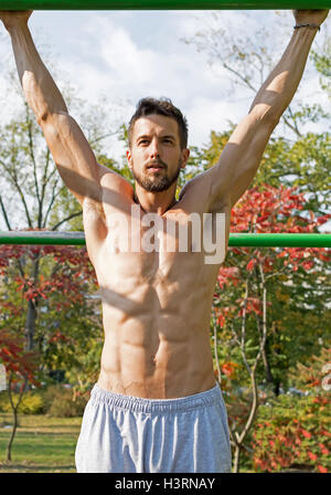 Junge Sportler in eine Turnhalle im Freien trainieren. Street Workout Übungen. Stockfoto