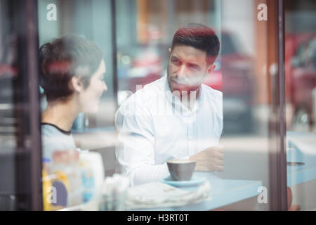 Geschäftsleute, die Interaktion bei Kaffee Stockfoto