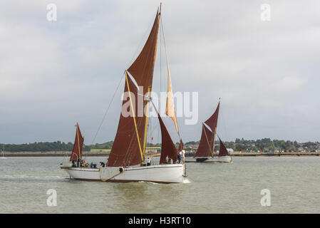 Themse Segeln Lastkahn Niagara (links) und Erinnerung in der Colne-Mündung aus Brightlingsea zu Beginn eines Rennens. Stockfoto