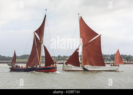 Themse Segeln Lastkahn Repertor (links) und Erinnerung in der Colne-Mündung aus Brightlingsea zu Beginn eines Rennens. Stockfoto