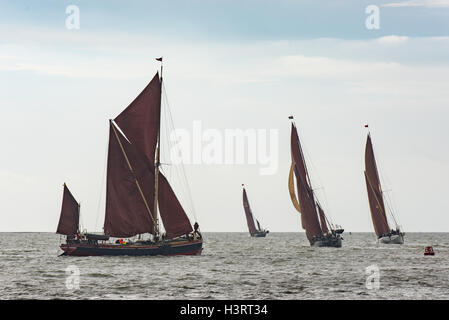 Themse Segeln Schiffe kreuzen gegen den Wind, beim Verlassen der Mündung des Colne in Essex zu Beginn eines Rennens. Stockfoto