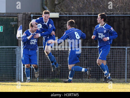 Ware-Spieler feiern ihren dritten Ziel - Ware Vs Romford - Ryman League Division One North im Wodson Park - 03.06.10 Stockfoto