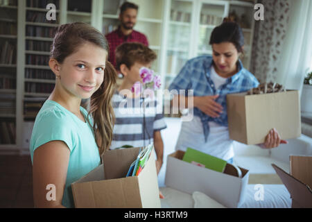 Familie zusammen Kartons Auspacken Stockfoto