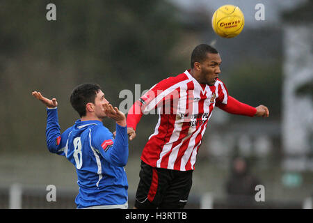 Ricky Hayles unterstützt Köpfe klar von Chris O'Leary der Wealdstone - Wealdstone Vs AFC unterstützt - Ryman League Premier Division Fußball am St George Stadion, Grosvenor Vale Ruislip - 01.01.11 Stockfoto