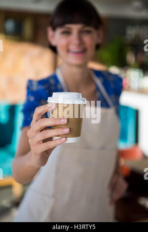 Kellnerin mit einer Tasse Kaffee Stockfoto