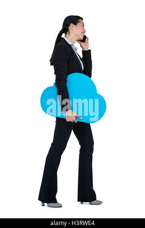 Lächelnd Geschäftsfrau telefonieren mit Handy vor weißem Hintergrund Stockfoto
