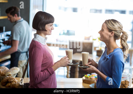 Freundinnen mit einer Tasse Kaffee im caf├⌐ Stockfoto
