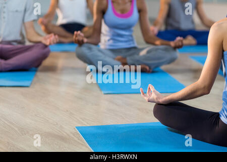 Kursleiter Yogakurs teilnehmen Stockfoto
