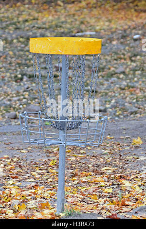 Disc-Golf-Ziel im Park im Herbst. Stockfoto