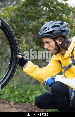 Männliche Biker Reparatur Mountainbike Stockfoto