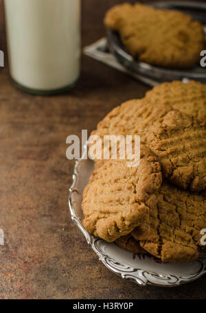 Cookies mit Erdnussbutter Vollkorn, sehr lecker mit Milch Stockfoto