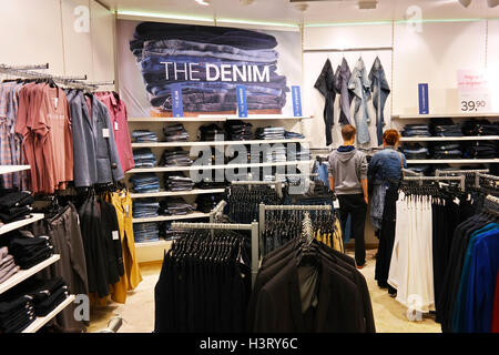 Jeans-Abteilung von C & A Fashion-Store. Stockfoto
