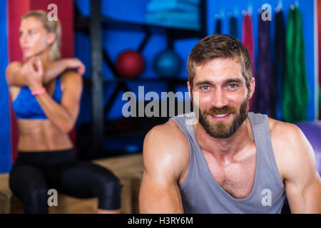 Porträt von fröhlichen jungen Mann im Fitness-Studio Stockfoto