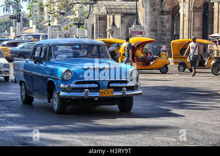 Taxi-Bikes, Oldtimer und Füße in Havanna, Kuba Stockfoto