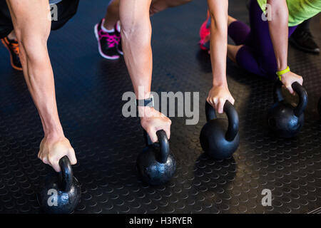 Athleten, die das Training mit Kettlebells in Turnhalle Stockfoto