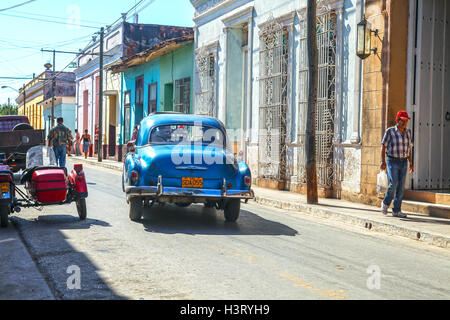 Klassischen Chevrolet fahren auf der Straße in Trinidad Stockfoto