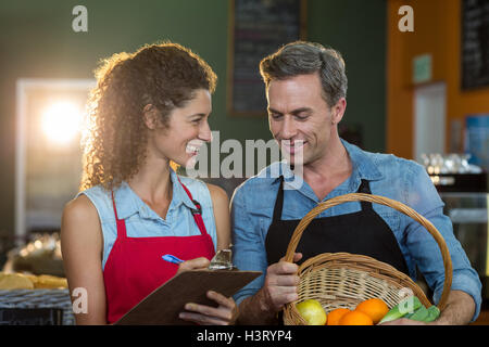 Mitarbeiter führen Aufzeichnungen über Zwischenablage Stockfoto