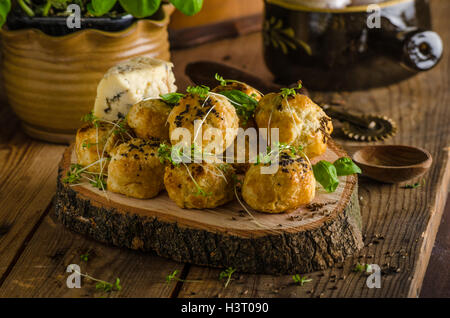 Cheesy Bites mit Blauschimmelkäse und Pfeffer - gebacken im Ofen, leckerer Snack für Besuch Stockfoto