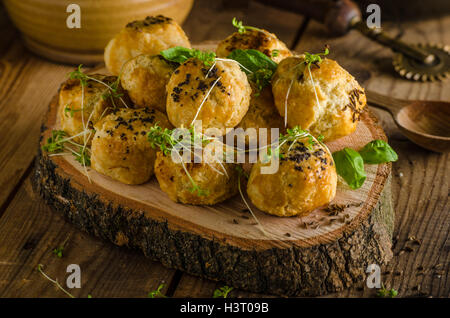 Cheesy Bites mit Blauschimmelkäse und Pfeffer - gebacken im Ofen, leckerer Snack für Besuch Stockfoto