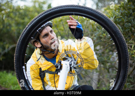 Männliche Biker Reparatur Mountainbike Stockfoto