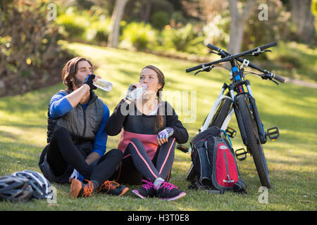 Biker paar entspannen und Wasser Stockfoto